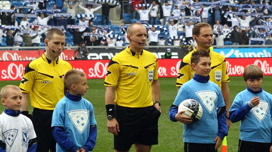  / Na zdjęciu: Szymon Marciniak (w środku)