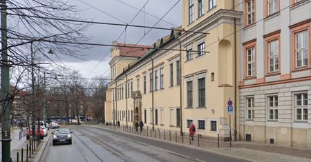Mężczyzna podpalił się przed kurią. Chwilę przed zdążył namalować napis