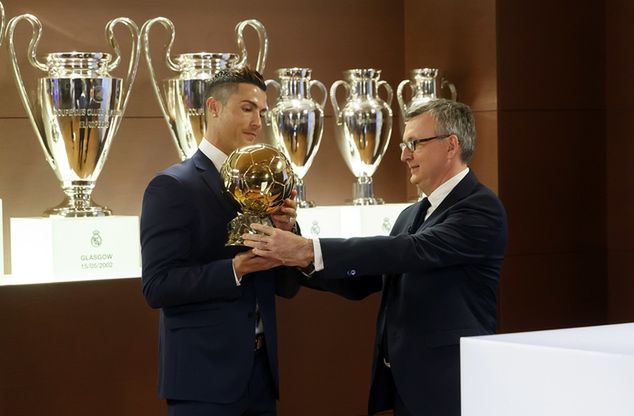 Rok 2016. Pascal Ferre wręcza Złotą Piłkę Cristiano Ronaldo (fot. Angel Martinez/Getty Images)