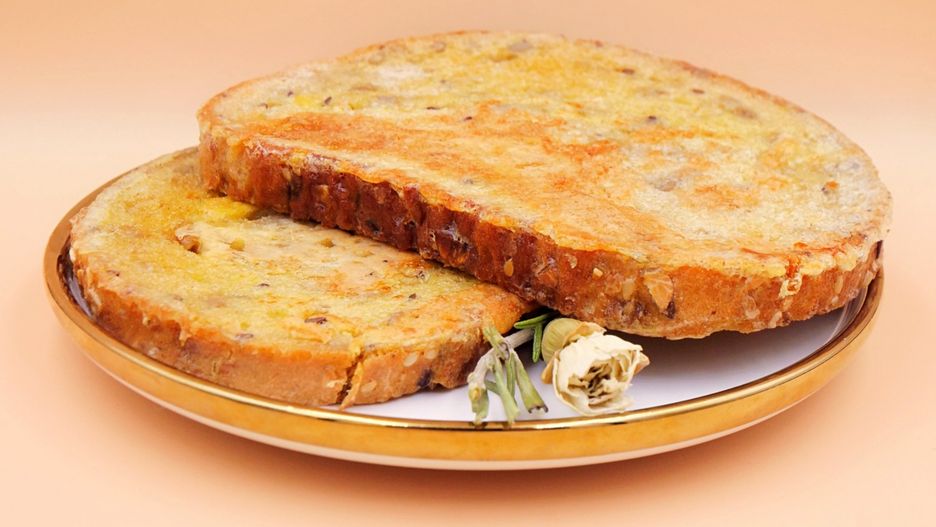Gotowy chleb w jajku przekładam na talerz.