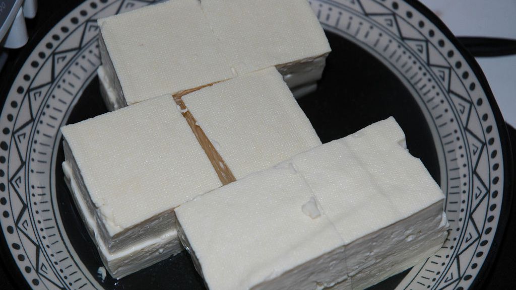 Surowe twarde tofu z dodatkiem siarczanu wapnia