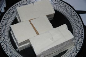 Surowe twarde tofu z dodatkiem siarczanu wapnia