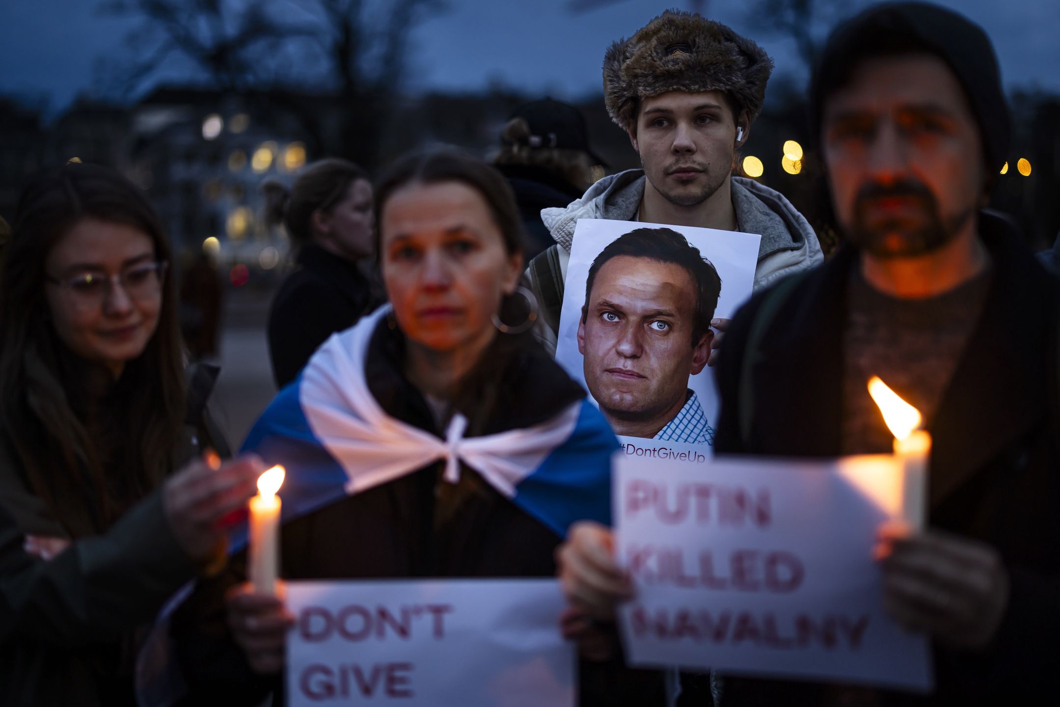 People hold candles and placards reading "Putin killed Navalny" during a protest following his death, in Zurich, Switzerland, 16 February 2024. Russian opposition leader and outspoken Kremlin critic Alexey Navalny has died aged 47 in a penal colony, the Federal Penitentiary Service of the Yamalo-Nenets Autonomous District announced on 16 February 2024. A prison service statement said that Navalny 'felt unwell' after a walk on 16 February, and it was investigating the causes of his death. Late last year, he was transferred to an Arctic penal colony considered one of the harshest prisons. EPA/MICHAEL BUHOLZER Dostawca: PAP/EPA.