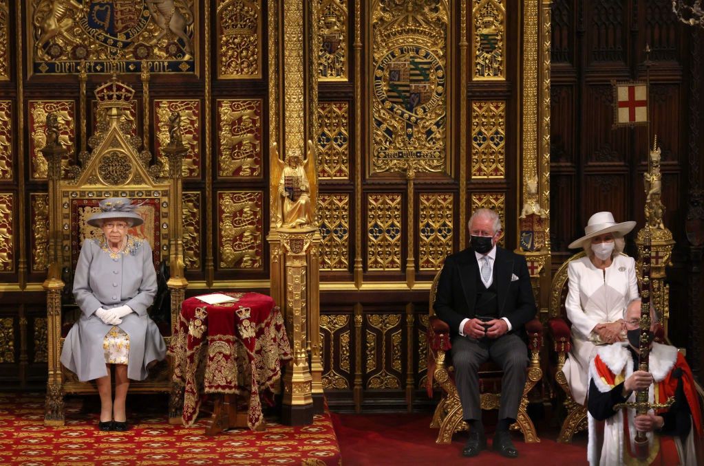 Królowej Elżbiecie towarzyszył syn Karol i jego żona Camilla
