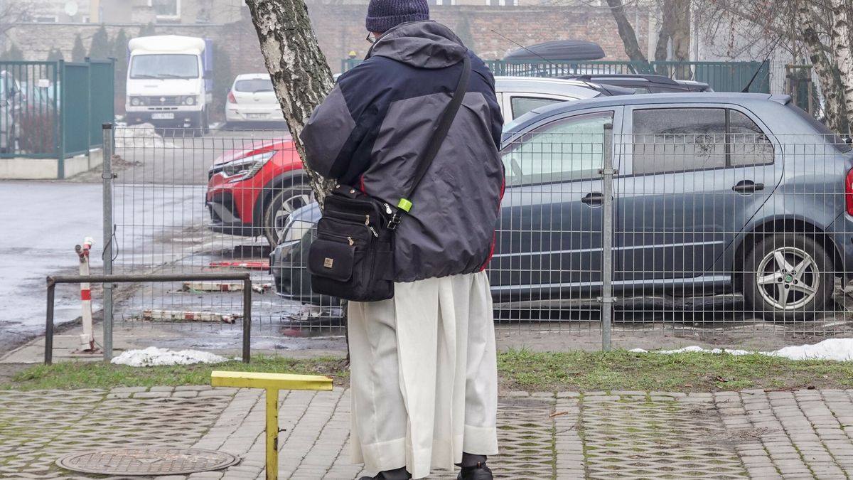 Ksiądz chodzi po kolędzie na Bałutach w Łodzi, 2025 rok