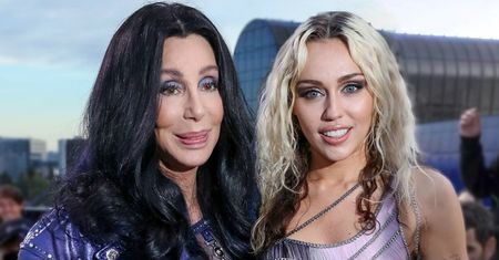 Cher ma 76 lat i wygląda jak milion dolarów. Skupiła na sobie całą uwagę. Wszystko przez młodego partnera