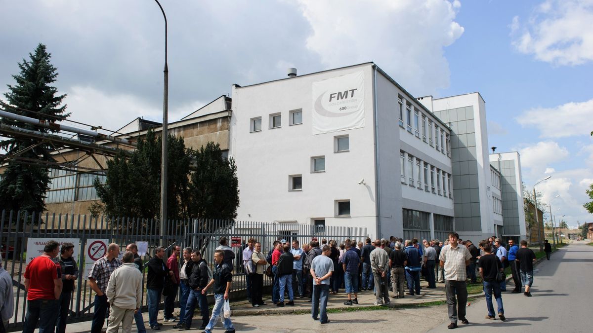 Pracownicy Fabryki Maszyn "Tarnów" w sierpniu 2012 r. nie zostali wpuszczeni do pracy. Upadłość likwidacyjna spółki została ogłoszona przeszło rok później. Dzięki pojawieniu się nowych właścicieli, firma została potem reaktywowana i funkcjonuje do dziś.