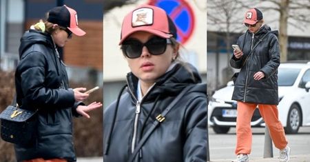Wpatrzona w telefon Joanna Opozda spaceruje po Warszawie (ZDJĘCIA)