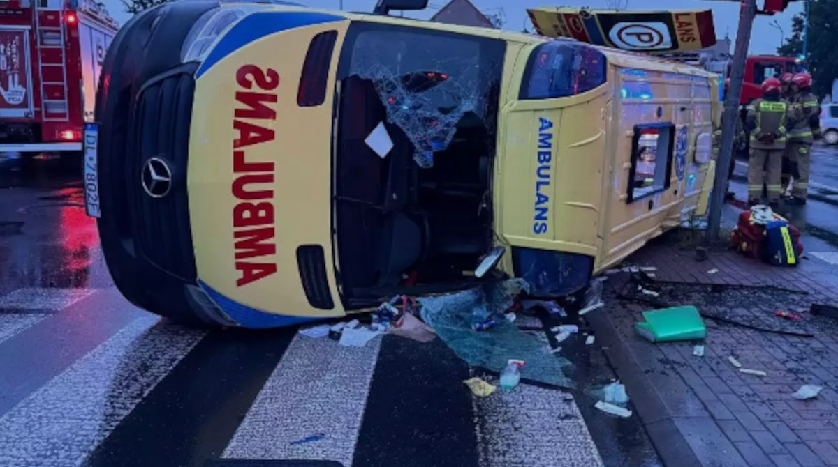 Wypadek karetki pogotowia w Legnicy.