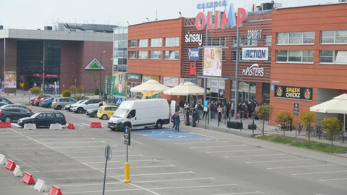 Kolejka osób przed otwarciem Piri-Piri w Galerii Olimp