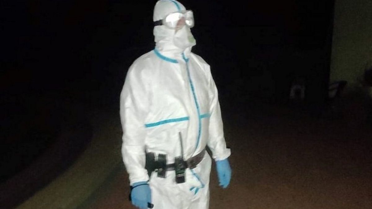 Policjanci w kombinezonach ochronnych szukali 65-letniej pacjentki, która uciekła ze szpitala.