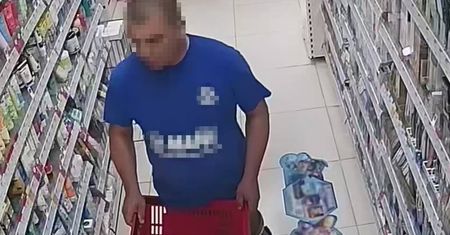 Na kradzież wybrał się do Rossmanna. Mężczyzna ze zdjęcia ukradł perfumy na kilkaset złotych