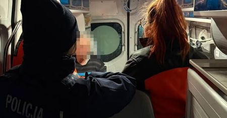 Senior leżał zziębnięty na przystanku. O krok od tragedii