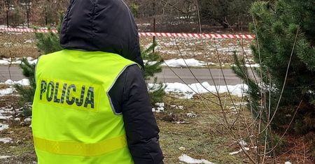 Zwłoki 32-latka przy drodze. Policja zatrzymała podejrzanego o zabójstwo