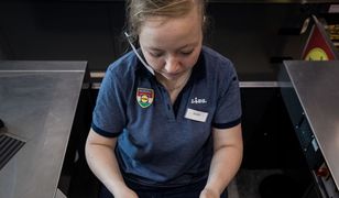 Podwyżki pensji w 2026 r. Te sieci odkryły karty. Oto nowe stawki