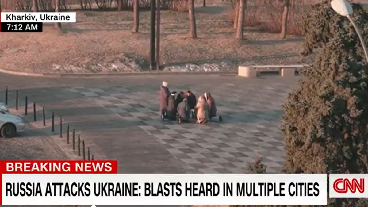 Grupa osób modli się na placu w Charkowie