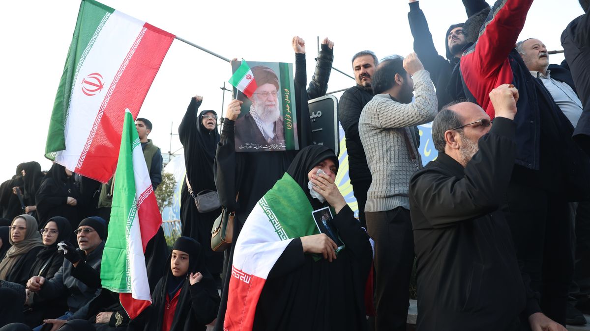 Mourners react following the death of Iranian Supreme Leader Ayatollah Ali Khamenei; at Enqelab Square in Tehran, Iran, 01 March 2026. According to a statement from Iranian state media issued on 01 March 2026, Khamenei was killed in an airstrike during a joint United States (US) and Israeli military campaign that began on 28 February 2026. EPA/ABEDIN TAHERKENAREH Dostawca: PAP/EPA.