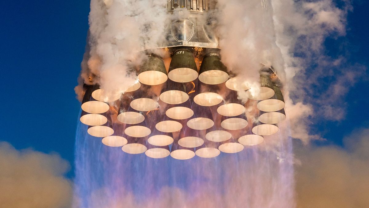 33 silniki pracujące z pełną mocą&nbsp;podczas startu rakiety Starship. (fot: SpaceX)