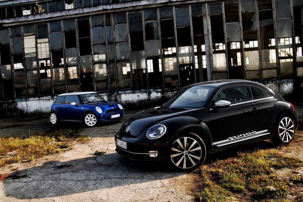 Volkswagen Beetle Sport 2,0 TSI DSG vs. Mini Cooper S