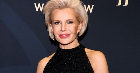 Joanna Racewicz cała na złoto. Ma nietypowego towarzysza sylwestrowego