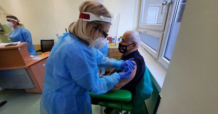 Koronawirus. Odwiedziny w DPS-ach znów możliwe. Pensjonariusze zaszczepieni