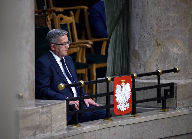 Warszawa, 06.08.2015. Bronisław Komorowski słucha orędzia prezydenta Andrzeja Dudy w Sejmie.