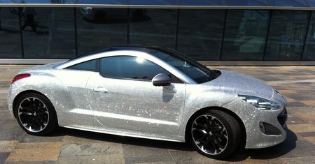 Diamentowy Peugeot RCZ na diamentową rocznicę Elżbiety II