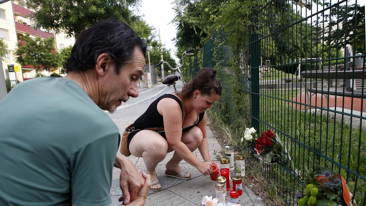 At least 9 dead in Austrian school shooting in Graz
epa12168489 People light a candles in tribute to the victims, in front of the Dreierschutzengasse high school following a shooting in Graz, Austria, 10 June 2025. At least nine people were killed in the incident, including the shooter, authorities confirmed.  EPA/ANTONIO BAT 
Dostawca: PAP/EPA.
ANTONIO BAT
gun, school, shooting, attack