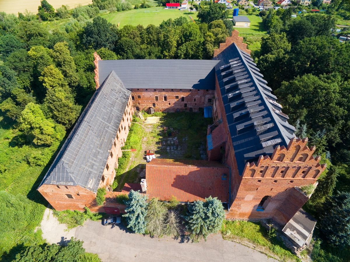 Zamek w Barcianach można kupić za osiem milionów złotych 