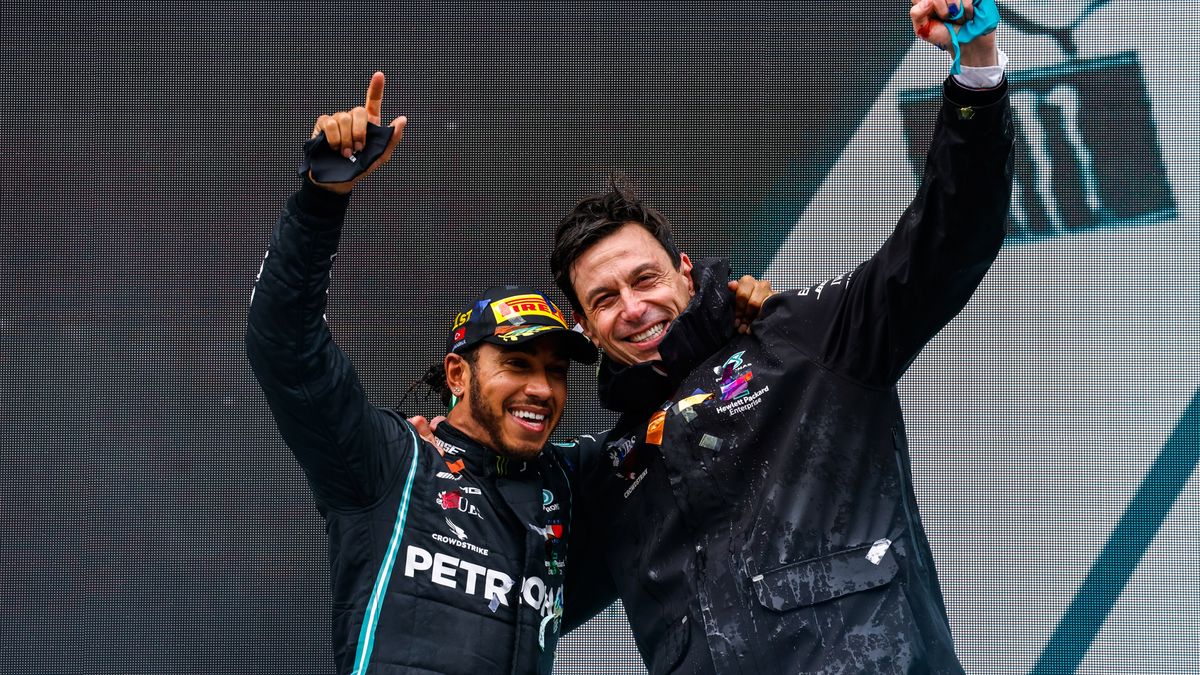 Zdjęcie okładkowe artykułu: Materiały prasowe / Mercedes / Na zdjęciu: Lewis Hamilton i Toto Wolff (po prawej)