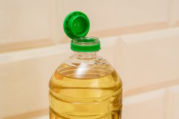 Pustą butelkę po oleju wyrzucaj do tego kosza. Wiedziałeś o tym?