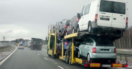 Import aut używanych kwitnie. Cena zależy też od województwa