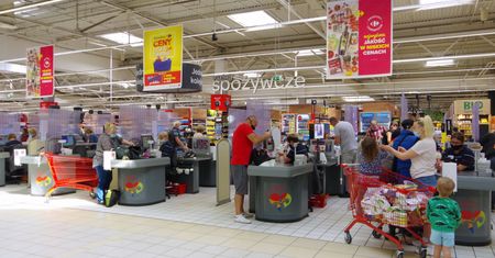 Zakaz handlu w niedziele. Sejmowa komisja za niższym limitem usług pocztowych