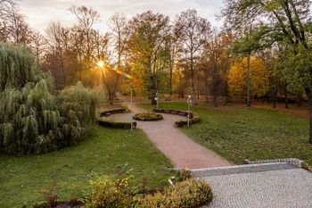 Uniejów: Park Zamkowy w jesiennym wydaniu