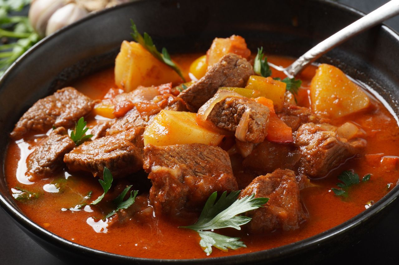 To najlepsza zupa gulaszowa. Sycąca, rozgrzewająca, a mięso dosłownie rozpływa się w ustach
