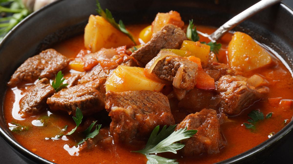 Sycąca, rozgrzewająca zupa gulaszowa