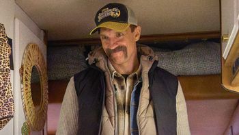 Gaz do dechy. Wąsaty kierowca tira w walce o rodzinny spadek