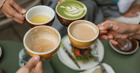 Coraz więcej osób wybiera ten zielony napój zamiast kawy. Słusznie?
