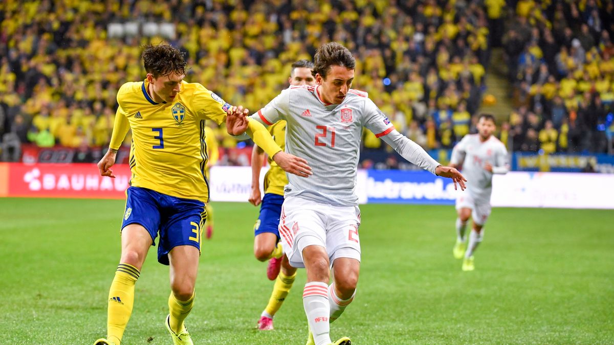 Victor Nilsson Lindelof (z lewej) i Mikel Oyarzabal (z prawej)