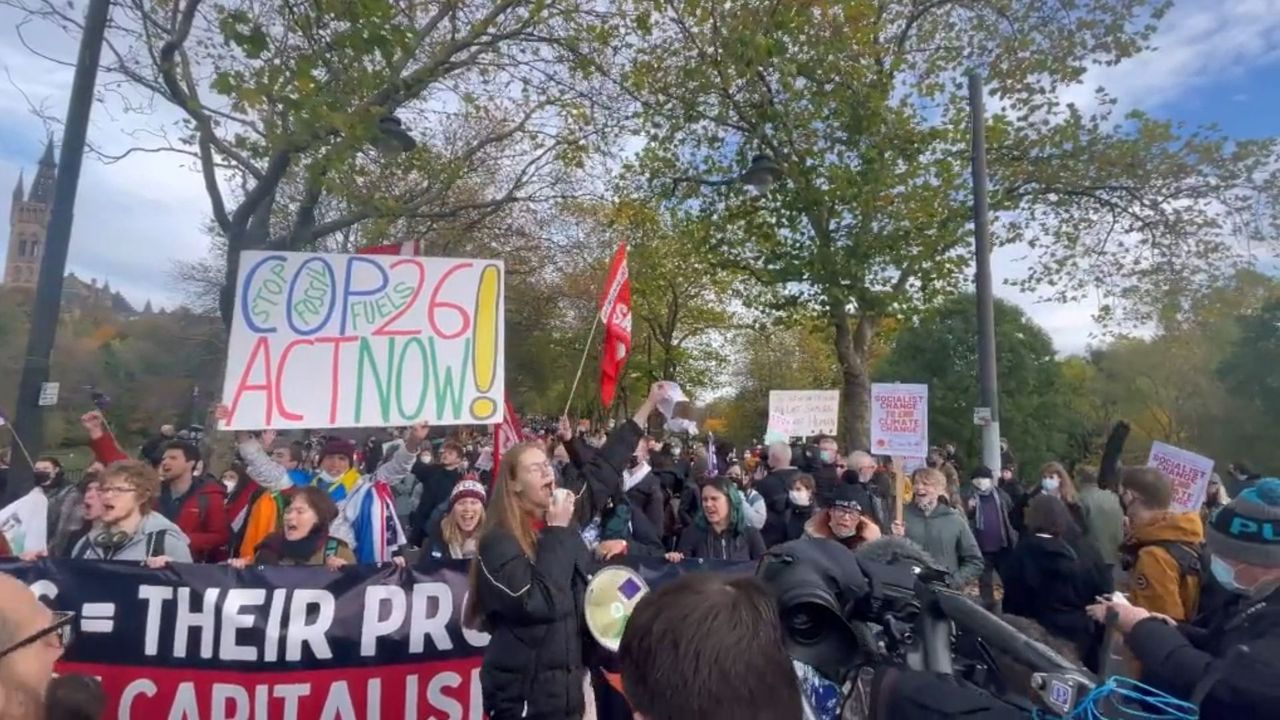 Protest w Glasgow jest odpowiedzią aktywistów i młodzieży na "puste deklaracje" padające podczas szczytu klimatycznego COP26 (Źródło Laura PIpper, Twitter)