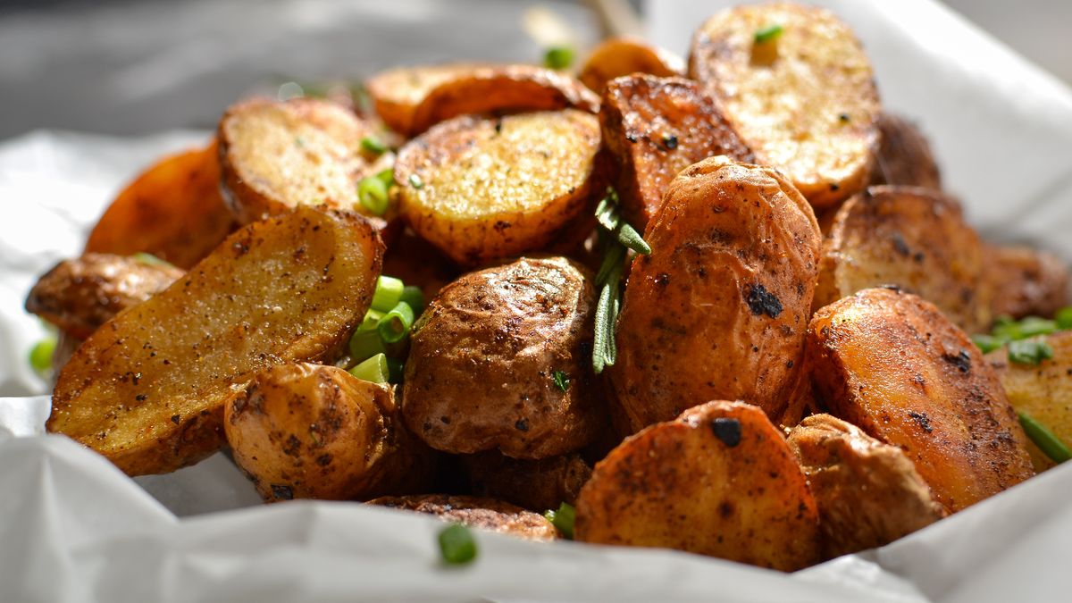 Opiekane ziemniaki z przyprawami można zajadać na przekąskę