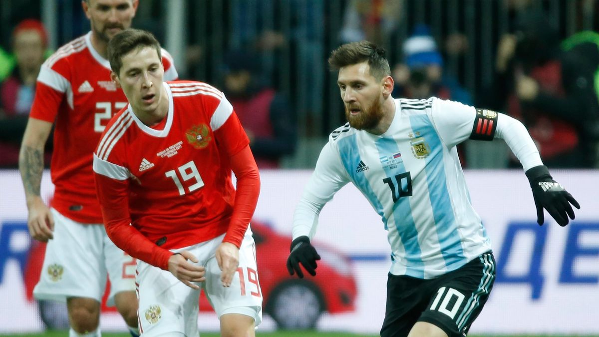 PAP/EPA / SERGEI CHIRIKOV / Lionel Messi (Argentyna) przy piłce