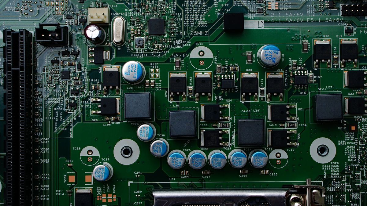 Płytka drukowana z kondensatorami MLCC i aluminiowymi