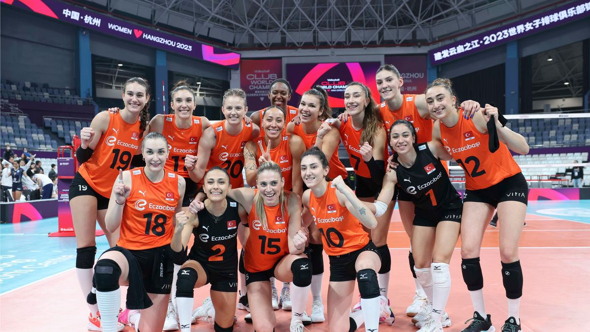 Materiały prasowe / FIVB / Na zdjęciu: Martyna Czyrniańska i inne siatkarki Eczacibasi Stambuł