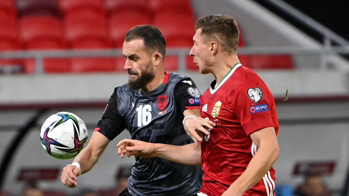 PAP/EPA / Zsolt Szigetvary / Na zdjęciu od lewej: Sokol Cikalleshi i Willi Orban