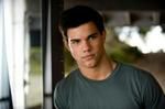 Taylor Lautner wesoły na planie "Królowych krzyku"