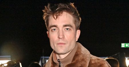 Robert Pattinson bryluje na pokazie marki Dior w SPÓDNICY. Udana stylizacja? (ZDJĘCIA)