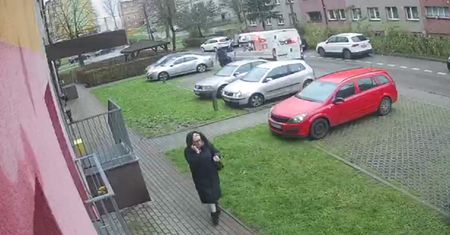 Znasz tę kobietę? Natychmiast dzwoń na policję