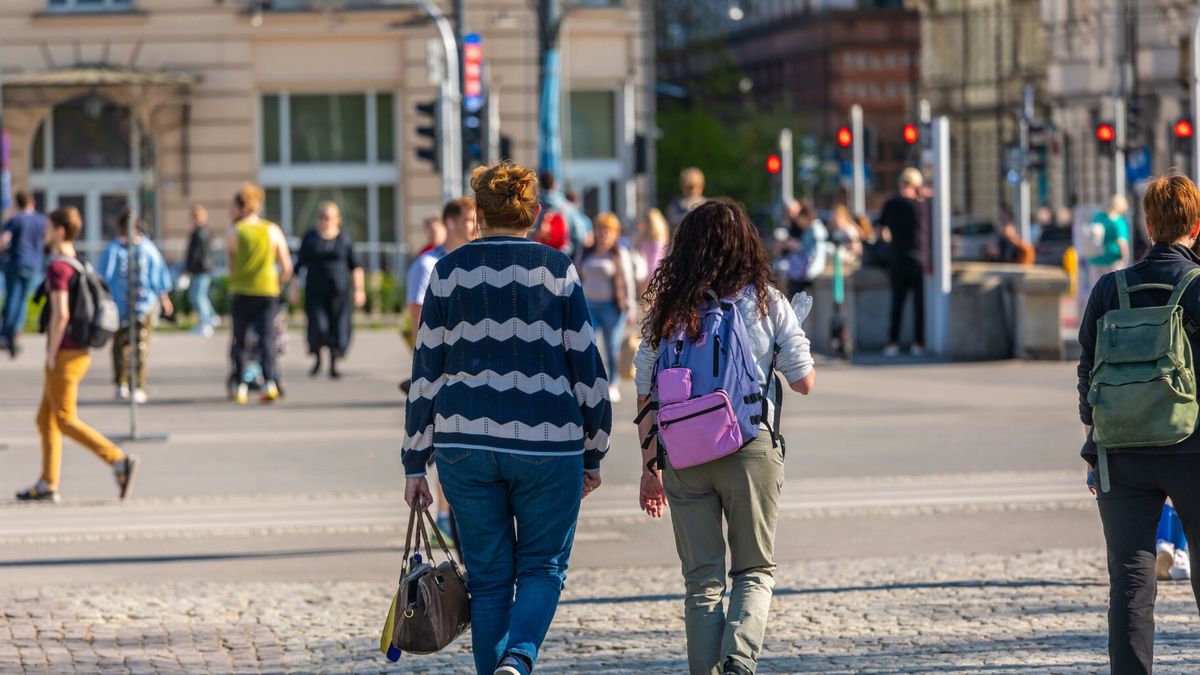 Stock ArZiFot. Arkadiusz Ziolek/East News. Warszawa. n/z Ludzie idacy deptakiem.ARKADIUSZ ZIOLEK