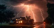 Złapała cię burza z piorunami? Tak uchronisz się przed porażeniem